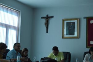 El PP de Sahagún retira el retrato del alcalde Pamparacuatro del hall del Ayuntamiento y coloca un crucifijo en el salón de actos